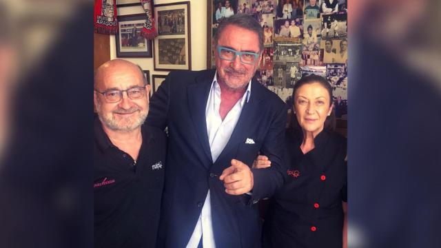 Carlos Herrera con los propietarios de Maipi.