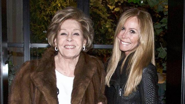 Laura Valenzuela junto a su hija, Lara Dibildos, en una imagen tomada el día en que la mítica presentadora cumplió 85 años, en 2016.