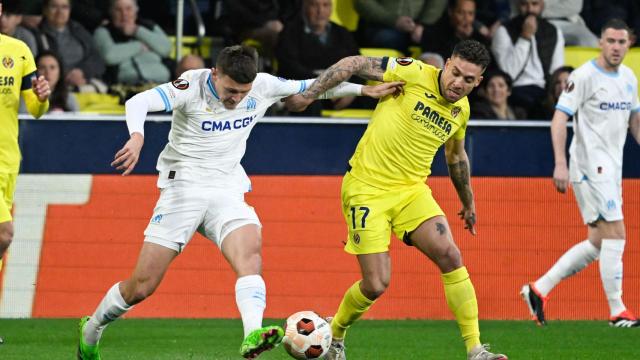 Kiko Femenía pelea por un balón.