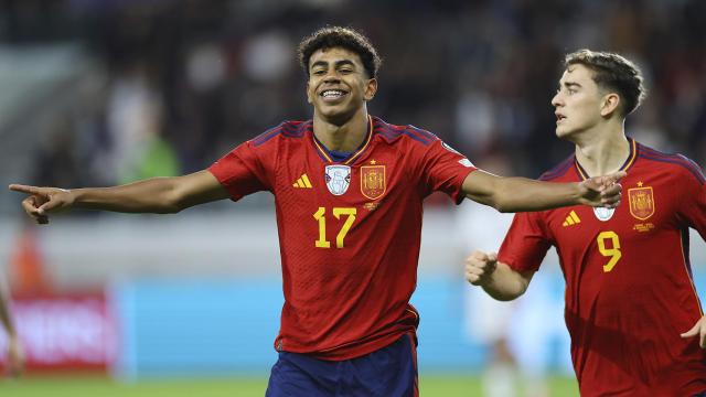 Lamine Yamal, junto a Gavi, celebrando un gol contra Chipre