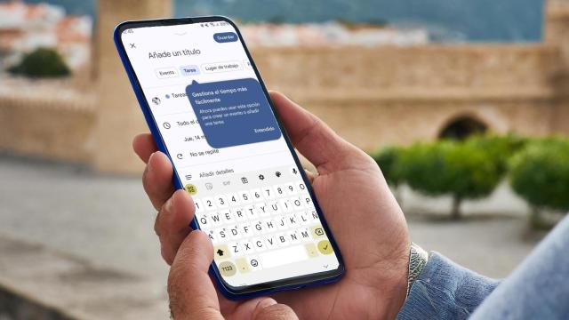 Montaje de interfaz de la app Calendario en un móvil