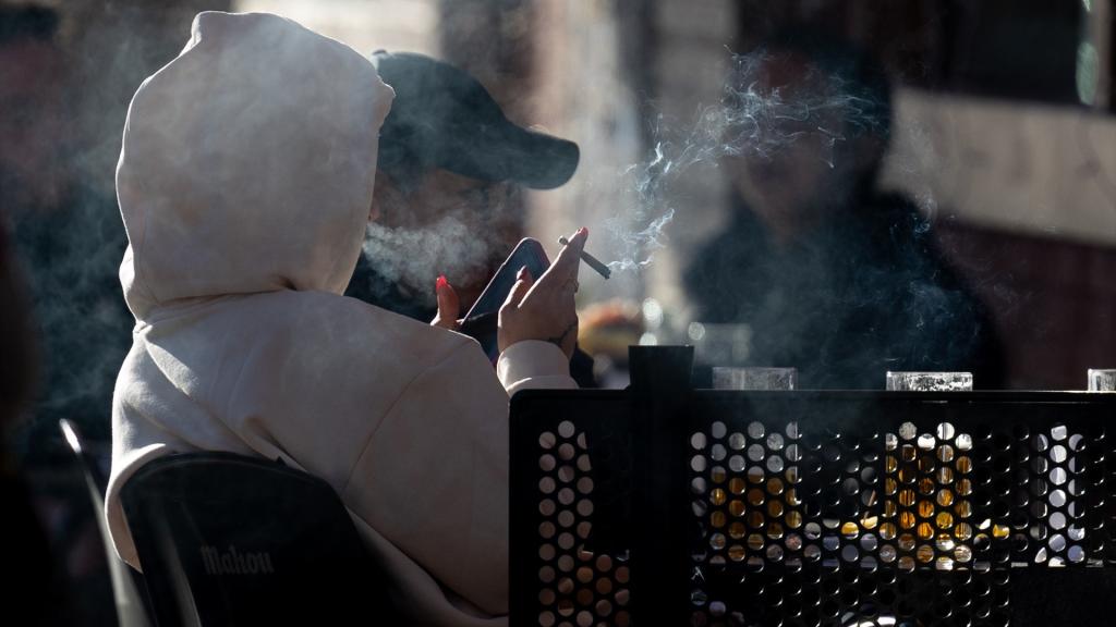 Un fumador en una terraza.