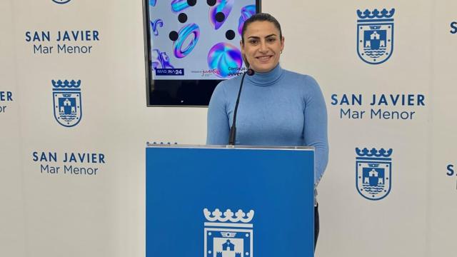 La concejala de Juventud, Isabel Madrid, durante la presentación del cartel del Festival Imagina 2024.