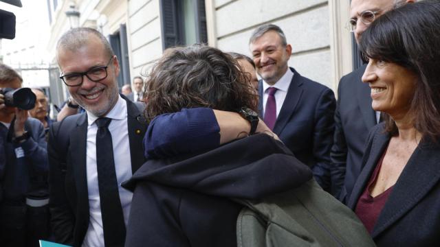 La portavoz de Junts en el Congreso, Míriam Nogueras, y la diputada de ERC Teresa Jordá abrazándose tras la aprobación de la Ley de Amnistía.