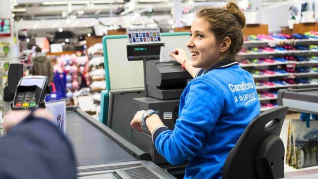 Una empleada de Carrefour durante una jornada de trabajo