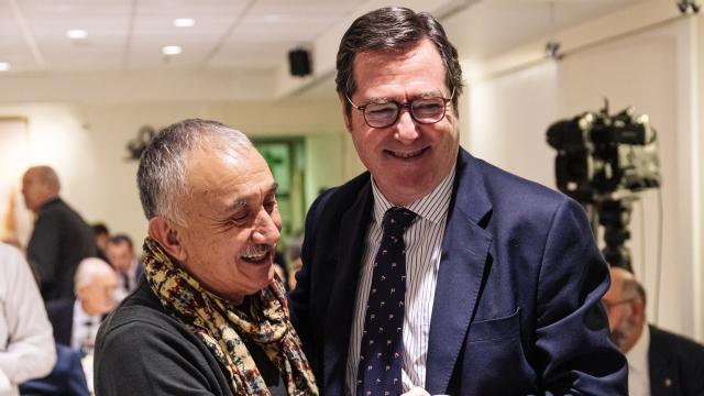 El presidente de la CEOE, Antonio Garamendi (d), y el secretario general de UGT, Pepe Álvarez (i), en una imagen de archivo.