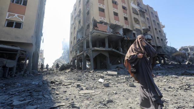 Una mujer frente a las ruinas de varios edificios en Jan Yunis, al sur de Gaza.