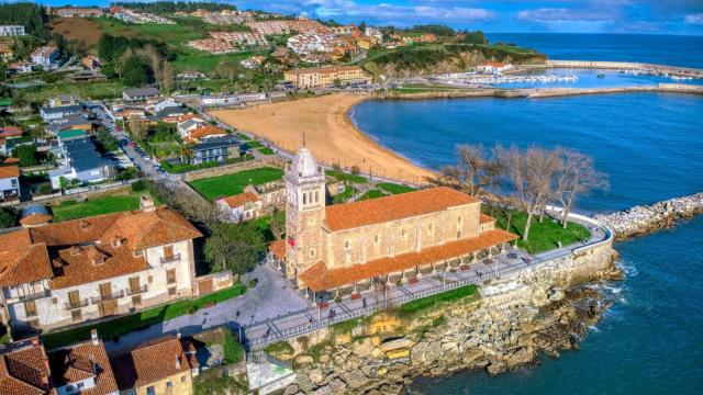 Vista aérea del pueblo costero de Luanco, Asturias.
