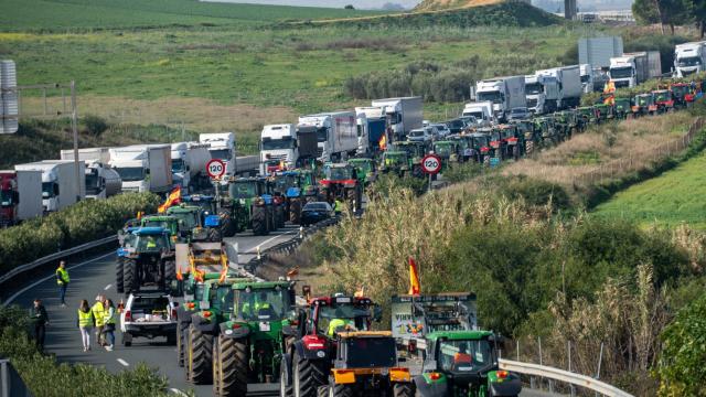 Imagen de los agricultores cortando la A-4 en anteriores movilizaciones.