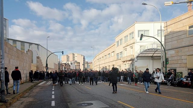 Trabajadores de los astilleros de Vigo paralizan su jornada por la muerte de un compañero del sector, a 14 de marzo de 2024.