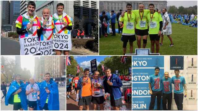 Roberto, David y Jose Manuel celebrando cada una de las cinco maratones ya completadas.
