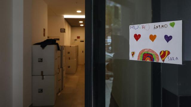 Entrada al edificio donde se han reubicado a las familias afectadas por el incendio de Campanar. Europa Press / Rober Solsona