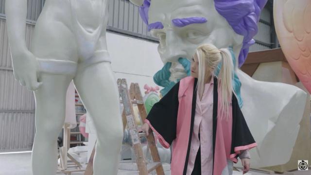 La artista Marina Salazar con los ninots de la falla Excultures. EE