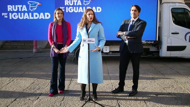Irene Muñoz, secretaria ejecutiva de FP; Juan Carlos Suárez Quiñones, consejero de Fomento, y Esther Muñoz presidenta del PP de León