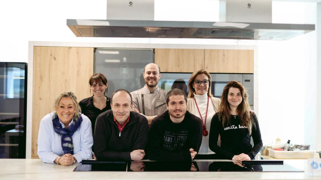 (De izq a der, de atrás a adelante) El equipo de cocina del restaurante Trasiego; Anabel Costas, directora del CIGA; la hostelera Pilar Sancerni, los técnicos del ITA Gorka Labata y Juan Ignacio Calvo y la influencer Carita Bonita posan tras la cata llevada a cabo en la mesa sensorial.