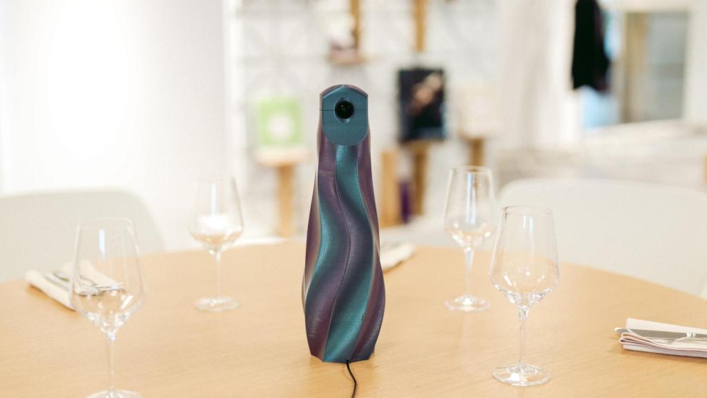 La cámara 360º del jarrón situado en el centro de la mesa sensorial recoge las emociones de los comensales y las traslada en tiempo real a una pantalla de televisión.
