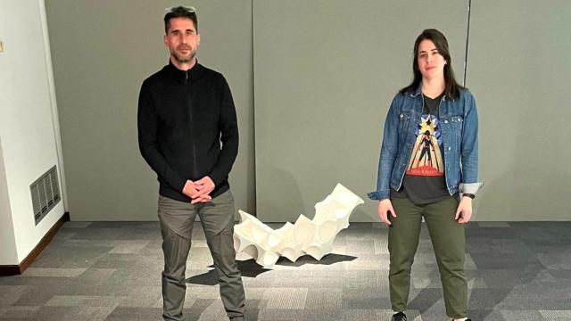 El escultor Carlos Martínez y la comisaria María Ramis en la Casa Bardín.