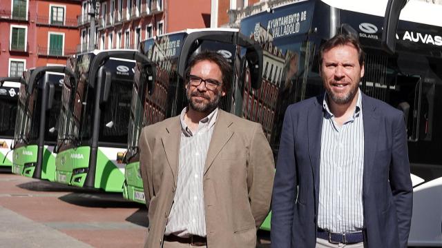 Óscar Puente junto a Álvaro Fernández Heredia en una presentación de autobuses