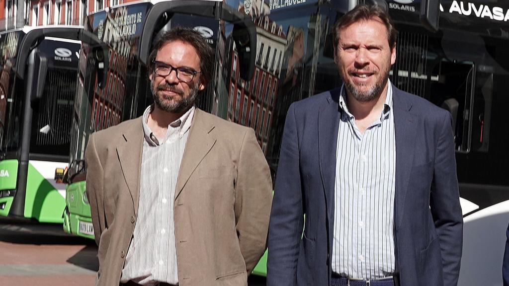 Óscar Puente junto a Álvaro Fernández Heredia en una presentación de autobuses