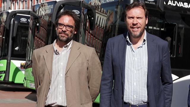 Óscar Puente junto a Álvaro Fernández Heredia en una presentación de autobuses durante su época como alcalde