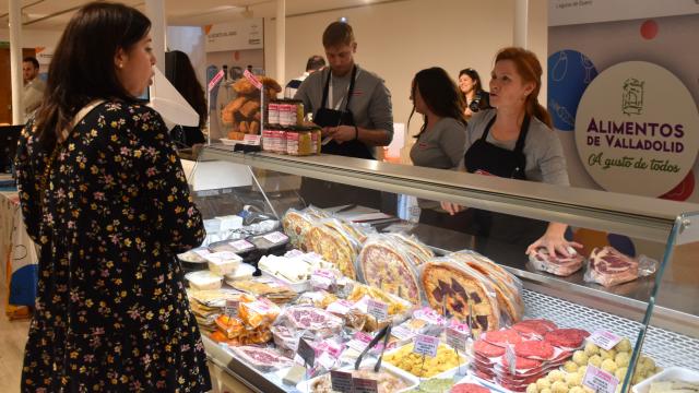 Una mujer comprando carne en uno de los expositores de la Feria de Alimentos de Valladolid