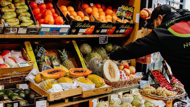 Un puesto de venta de frutas.