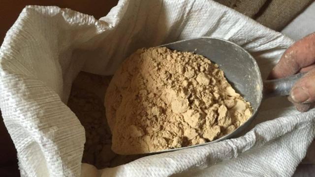 El gofio se elabora a partir de diversos ingredientes, principalmente cereales.