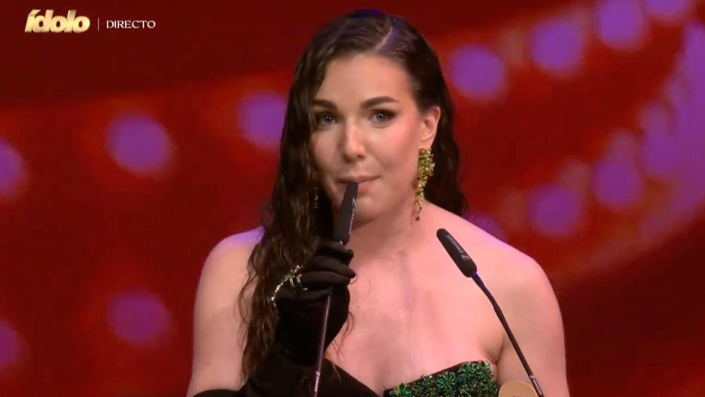 Inés Hernand recogiendo un galardón en los Premios Ídolo 2024 en Valencia.