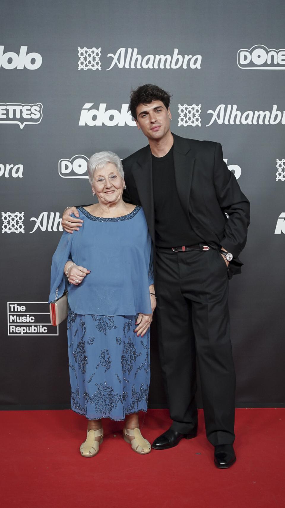Daniel Illescas y su abuela