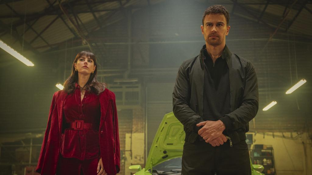 Kaya Scodelario y Theo James en 'The Gentlemen'