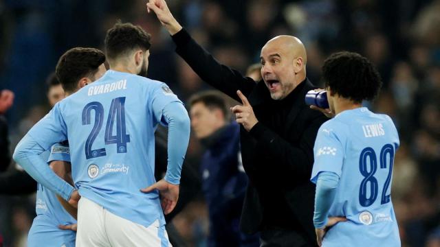 Guardiola da instrucciones a sus jugadores durante un partido de Champions League.
