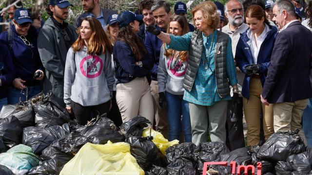 La reina Sofía participa en una actividad del programa 'Limpia Ríos, Salva Océanos', a 15 de marzo de 2024.