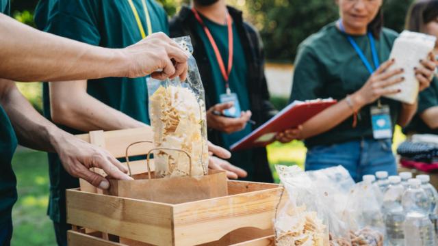 Voluntarios en un banco de alimentos. Recuperada de iStock