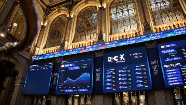Paneles del Ibex 35 en el Palacio de la Bolsa de Madrid.
