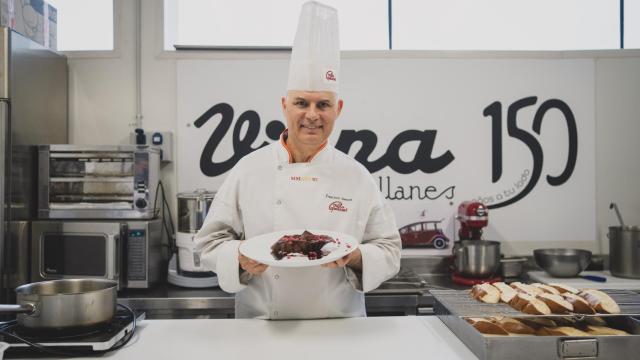 El maestro pastelero de Viena Capellanes, Francisco Somoza, muestra su torrija de chocolate en el obrador de Alcorcón de Viena Capellanes.