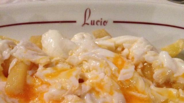Imagen de unos huevos rotos de Casa Lucio