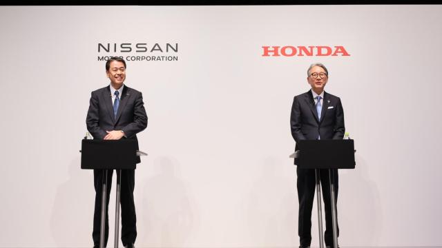 El director ejecutivo de Nissan, Makoto Uchida (izquierda), y el director ejecutivo de Honda, Toshihiro Mibe, aparecen en una conferencia de prensa para anunciar la asociación el viernes.