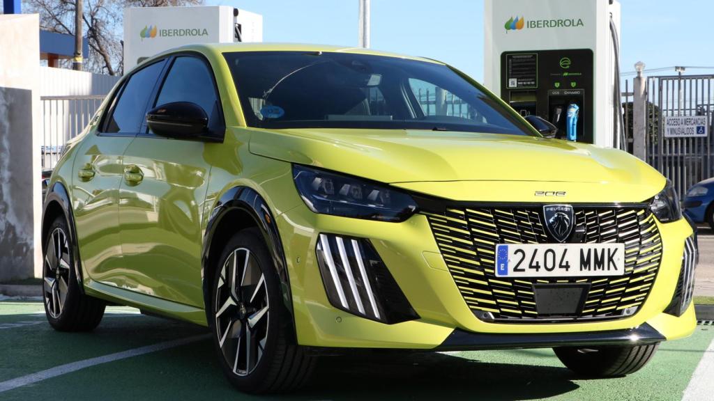 Un coche eléctrico de Stellantis en un punto de recarga pública.