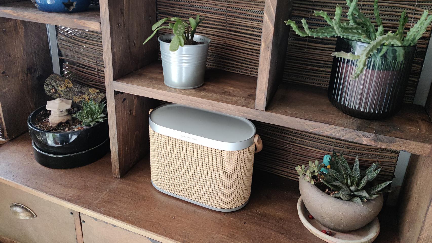 El altavoz Beosound A5 de Bang & Olufsen