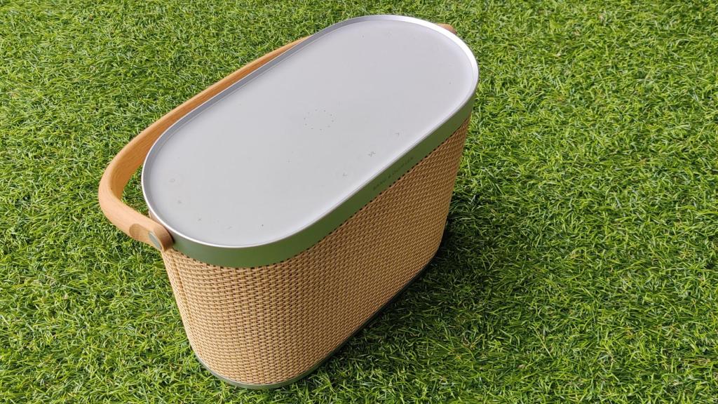 El altavoz Beosound A5 cuenta con un asa integrada para transportarlo