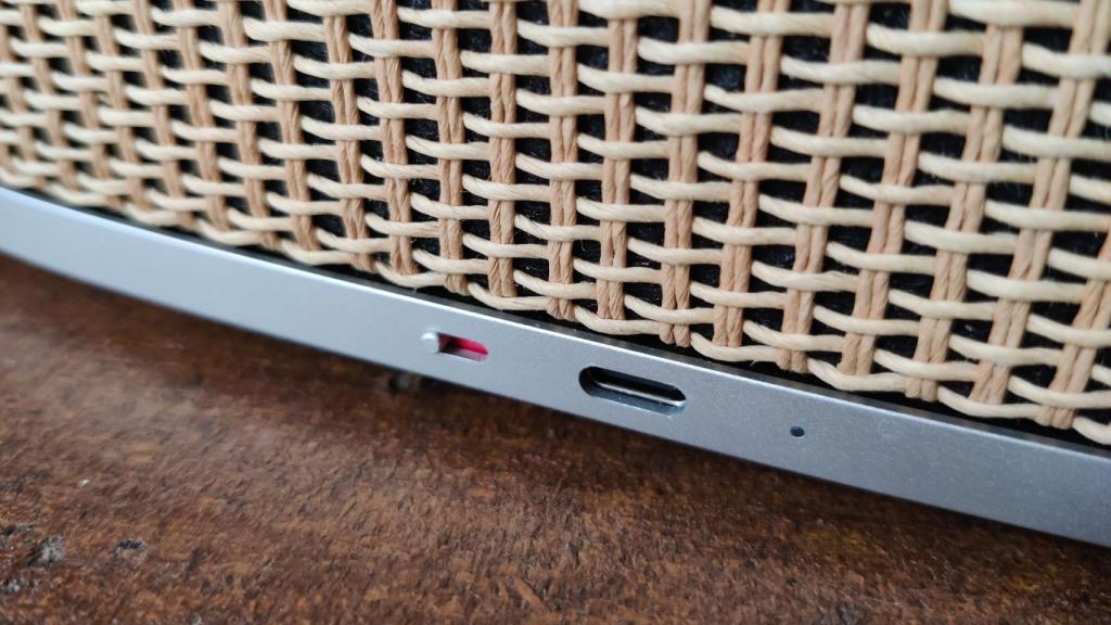 El puerto USB-C en la zona trasera del altavoz Beosound A5