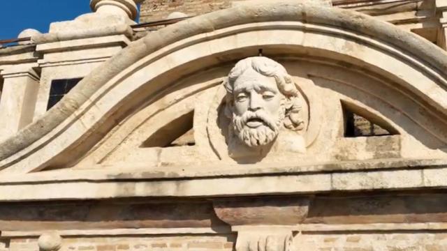 Vista al detalle de uno de los elementos de La Giralda tras su restauración exterior.