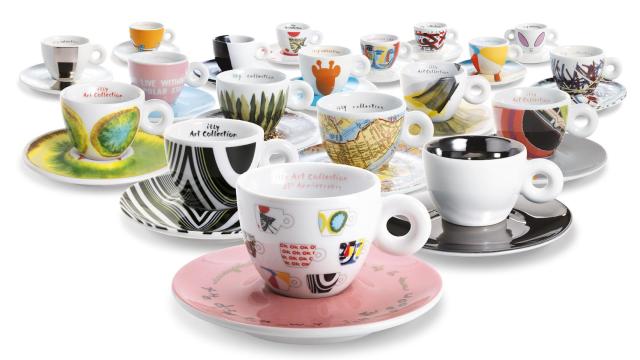 Una fotografía de las tazas diseñadas por Lee Ufan.