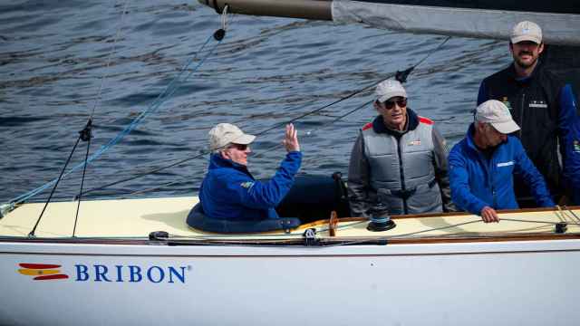 Juan Carlos I navega a bordo del ‘Bribón’ en la ría de Pontvedra,.