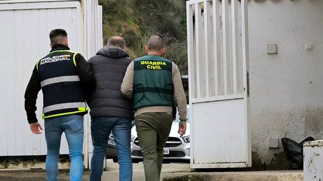 Detenido un vecino de Verín (Ourense) por una trama ilegal de tráfico de aves.