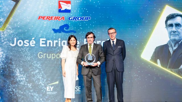 Alicia Martínez, socia de EY; José E. Pereira, presidente del Grupo Pereira; y Pablo Sanz, socio de EY.