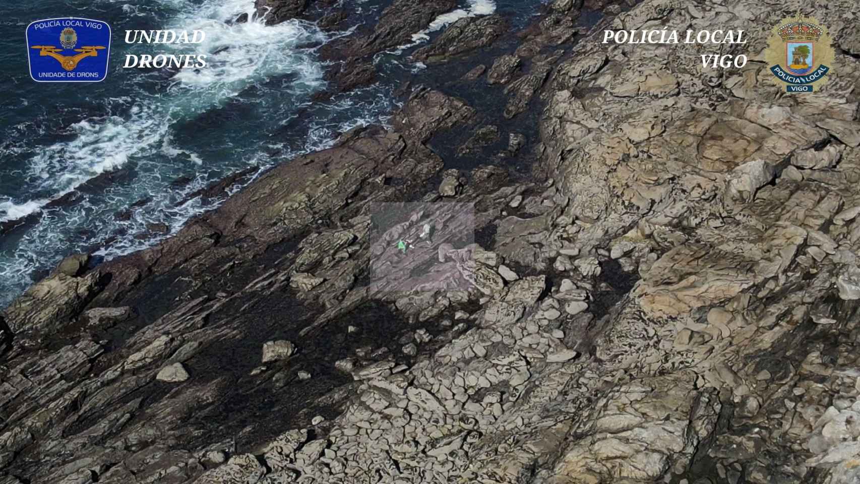 Imágenes de archivo de un dron localizando a dos mariscadores furtivos.