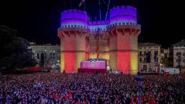 Vista de las Torres de Serranos durante la 'crida', una de las imágenes adquiridas por la TV japonesa a la valenciana. EE