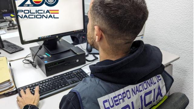 Uno de los investigadores de la Policía Nacional en el caso de la administradora de fincas detenida.