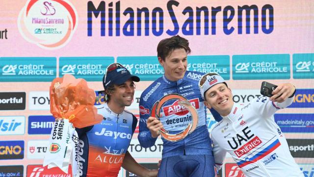 Philipsen, campeón de la Milán-Sanremo, en el podio junto a Matthews y Pogacar.